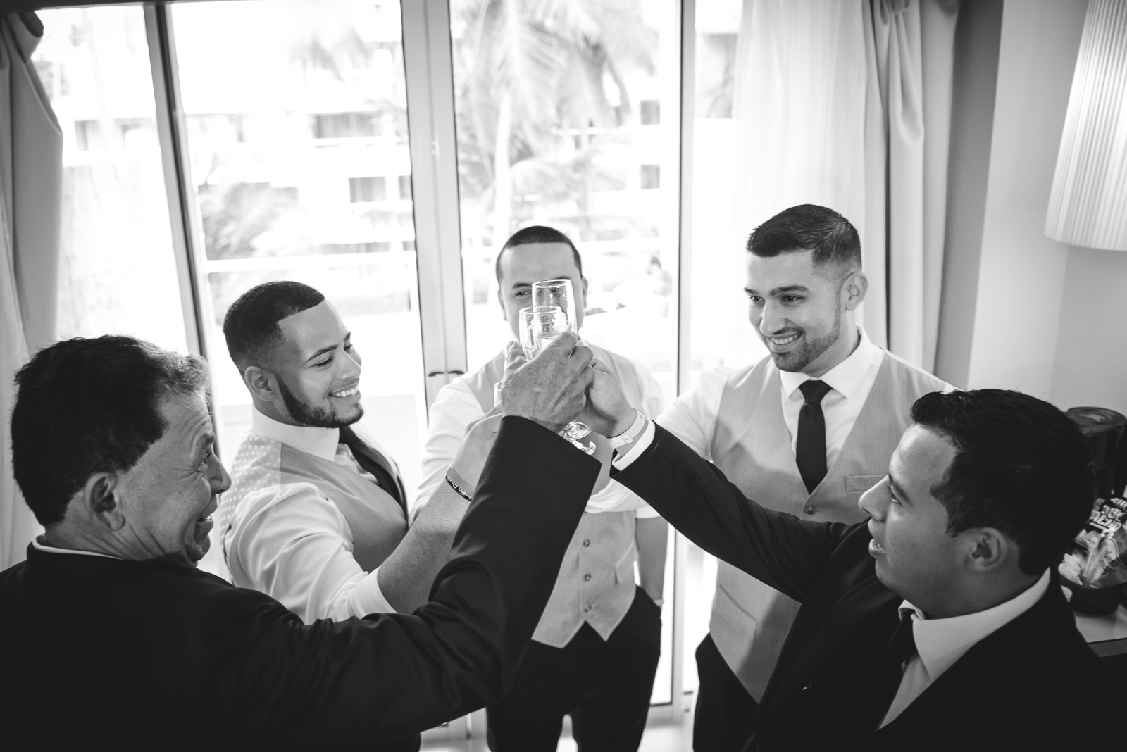 Fotos de getting ready o vistiendose para bodas en Punta Cana, Republica Dominicana por el fotografo dominicano Greg Dotel Photography
