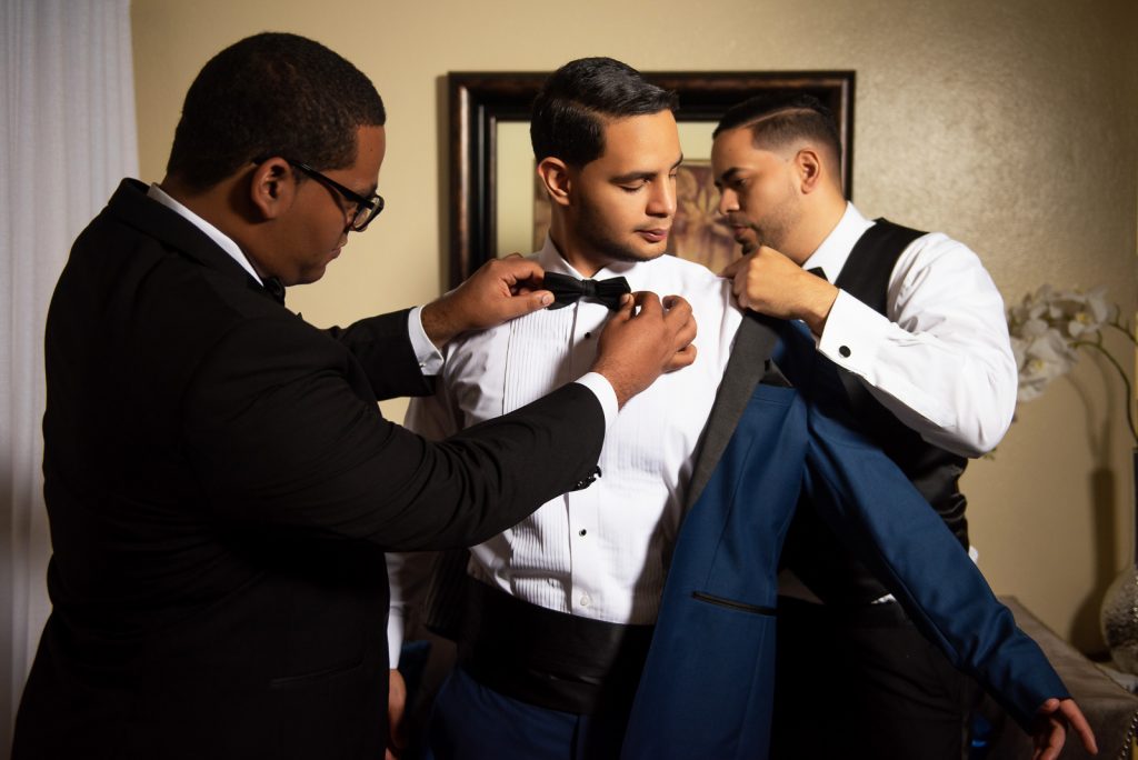 Fotos de getting ready o vistiendose del novio para bodas en Republica Dominicana por el fotografo dominicano Greg Dotel Photography