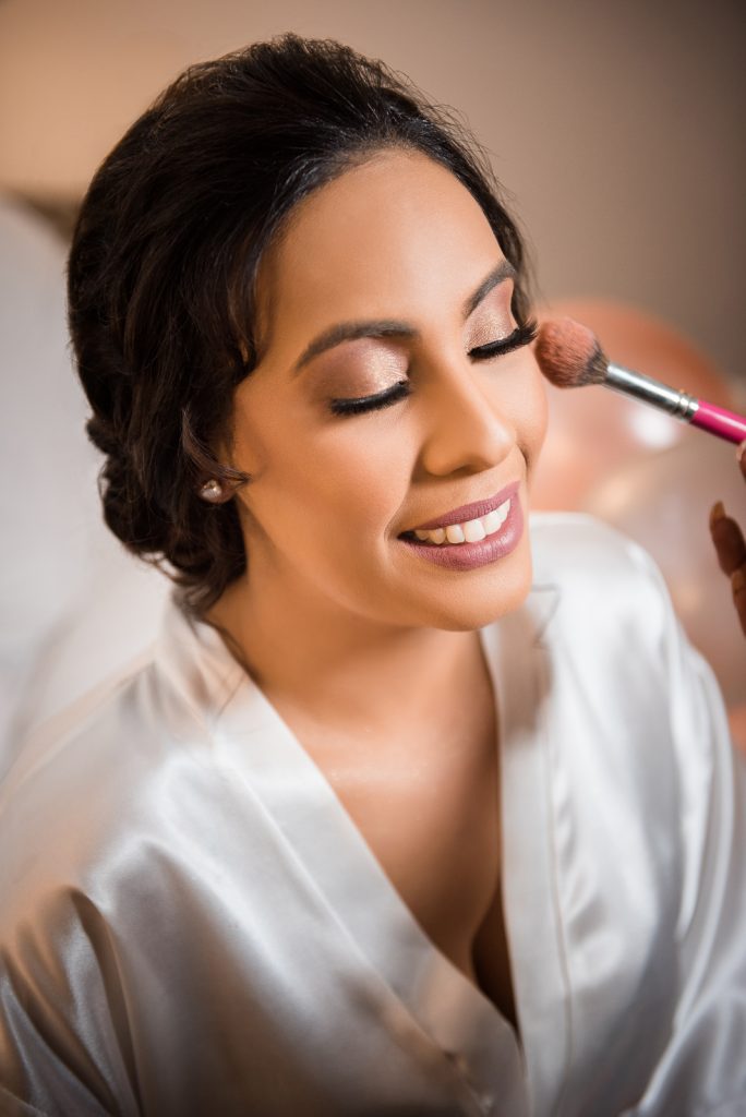 Fotos del maquillaje durante el getting ready o vistiendose de la novia para bodas en Republica Dominicana por el fotografo dominicano Greg Dotel Photography