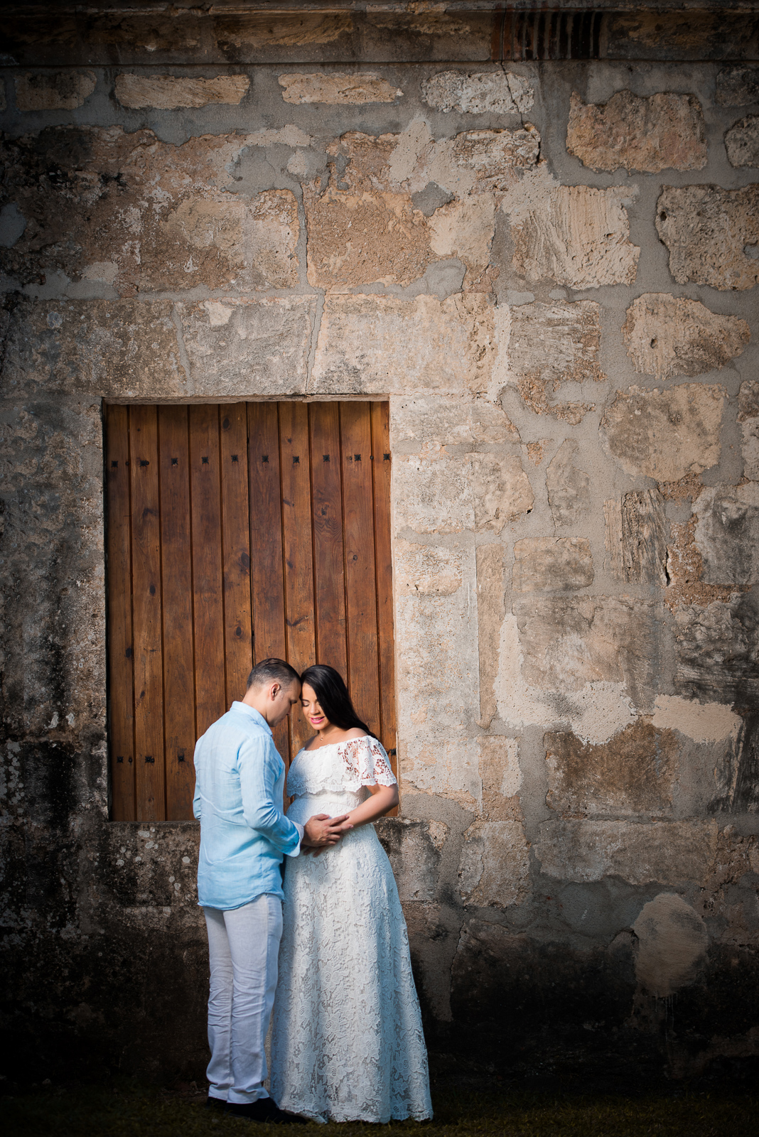Sesion de fotos de embarazadas en las Ruinas de Emgombre en Santo Domingo, Republica Dominicana por el fotografo dominicano
