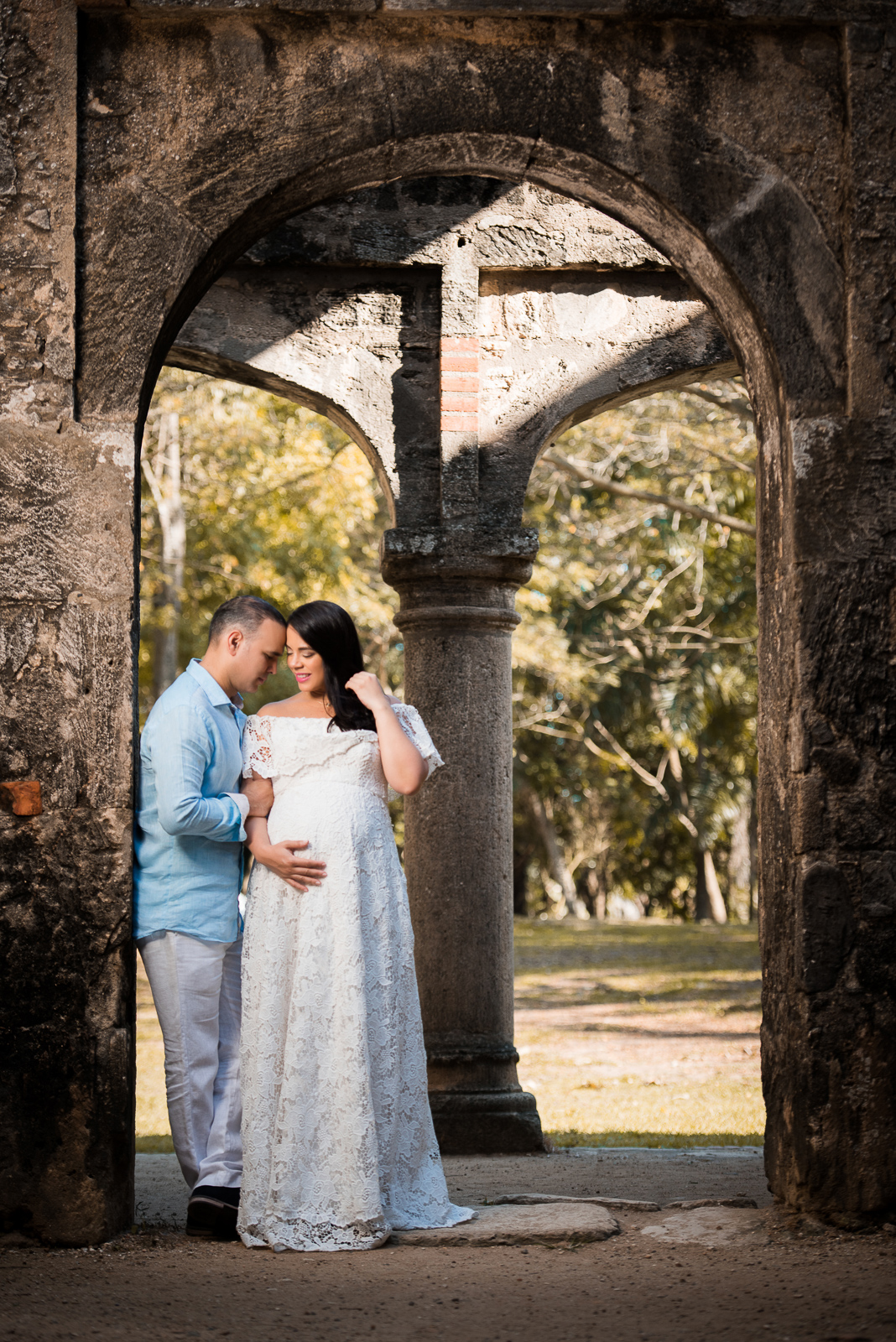 Sesion de fotos de embarazadas en las Ruinas de Emgombre en Santo Domingo, Republica Dominicana por el fotografo dominicano