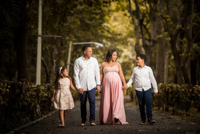 Sesion de fotos de embarazadas en el Parque Mirador Norte de Santo Domingo, Republica Dominicana por el fotógrafo dominicano