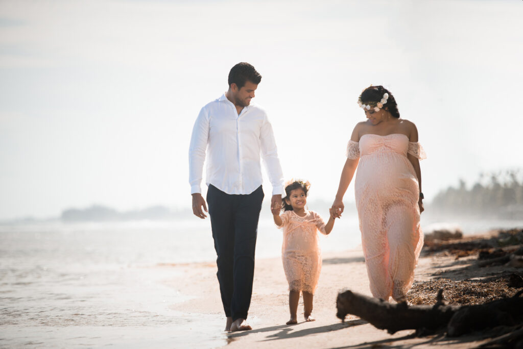 Sesion de fotos de embarazadas en la playa de Juan Dolio, San Pedro de Macoris, Republica Dominicana por el fotografo dominicano