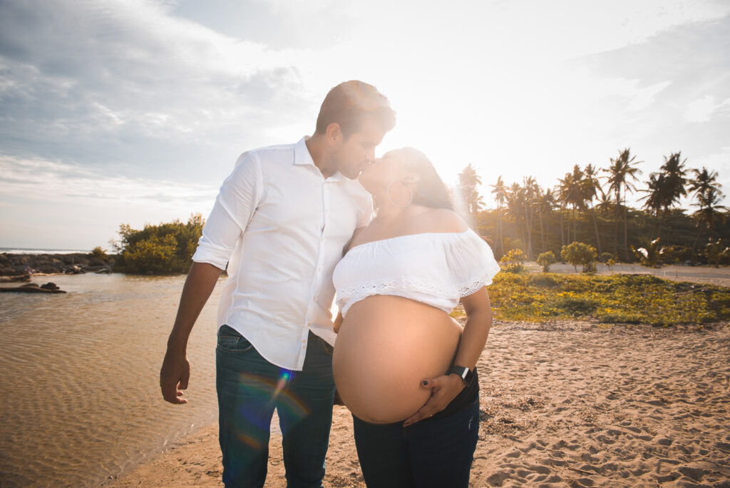 Sesion de fotos de embarazadas en la playa de Juan Dolio, San Pedro de Macoris, Republica Dominicana por el fotografo dominicano