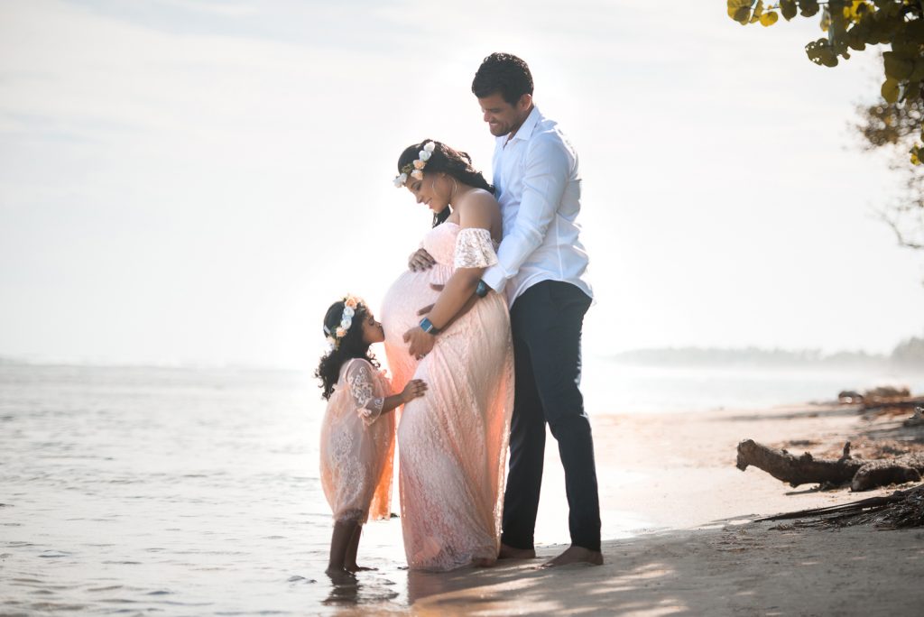 Sesión de fotos de embarazadas en la playa de Juan Dolio, San Pedro de Macorís, República Dominicana por el fotógrafo dominicano
