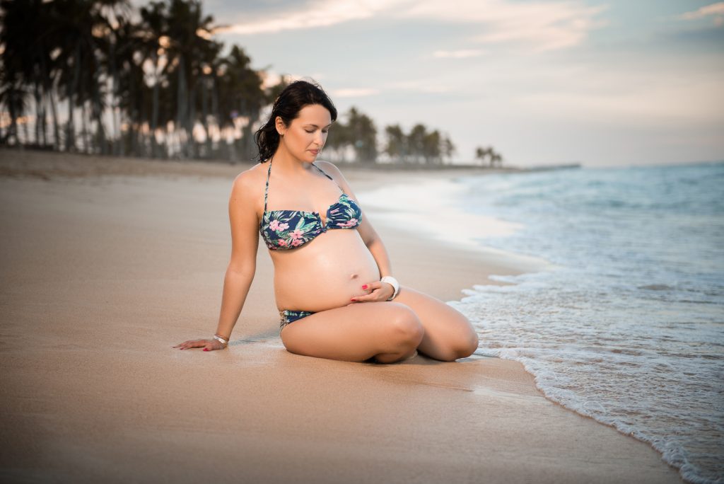 Sesion de fotos de embarazadas en la playa Macao, Punta Cana por el fotografo dominicano en la Republica Dominicana