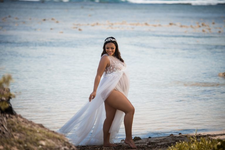 Sesion de fotos de embarazadas en vestido con pareja en la playa de Juan Dolio, San Pedro de Macoris, Republica Dominicana por el fotografo dominicano