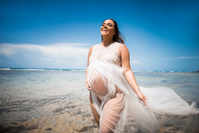 Sesion de fotos de embarazadas en vestido con pareja en la playa de Juan Dolio, San Pedro de Macoris, Republica Dominicana por el fotografo dominicano