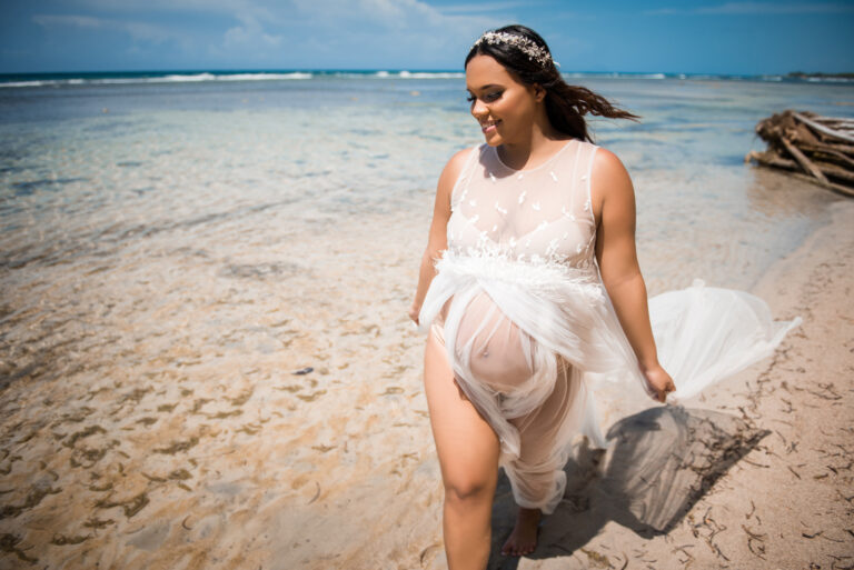 Sesion de fotos de embarazadas en vestido con pareja en la playa de Juan Dolio, San Pedro de Macoris, Republica Dominicana por el fotografo dominicano