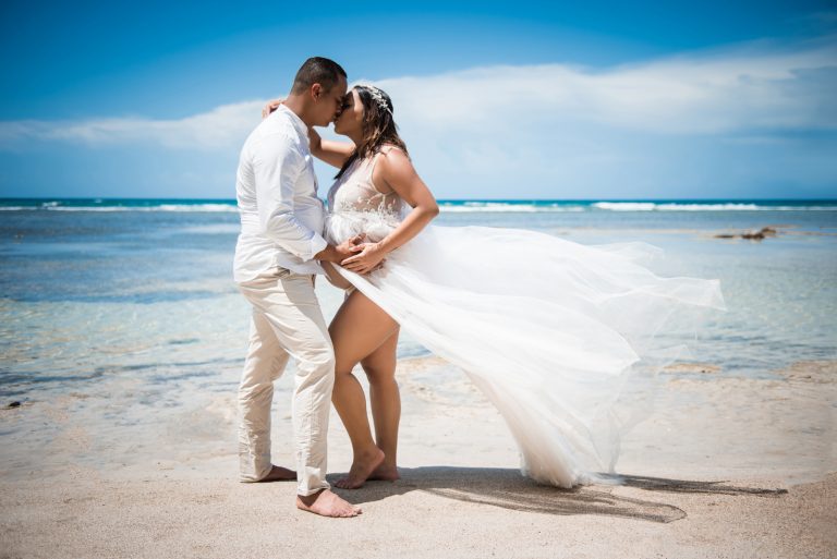 Sesion de fotos de embarazadas en vestido con pareja en la playa de Juan Dolio, San Pedro de Macoris, Republica Dominicana por el fotografo dominicano