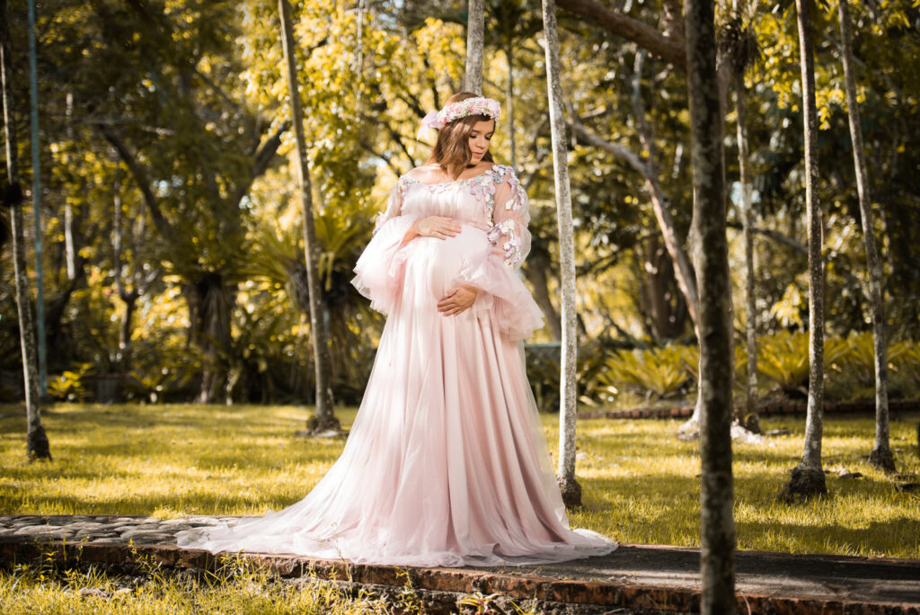 Sesion de fotos de embarazo con vestido en el Jardín Botánico de Santo Domingo, Republica Dominicana por el fotógrafo dominicano