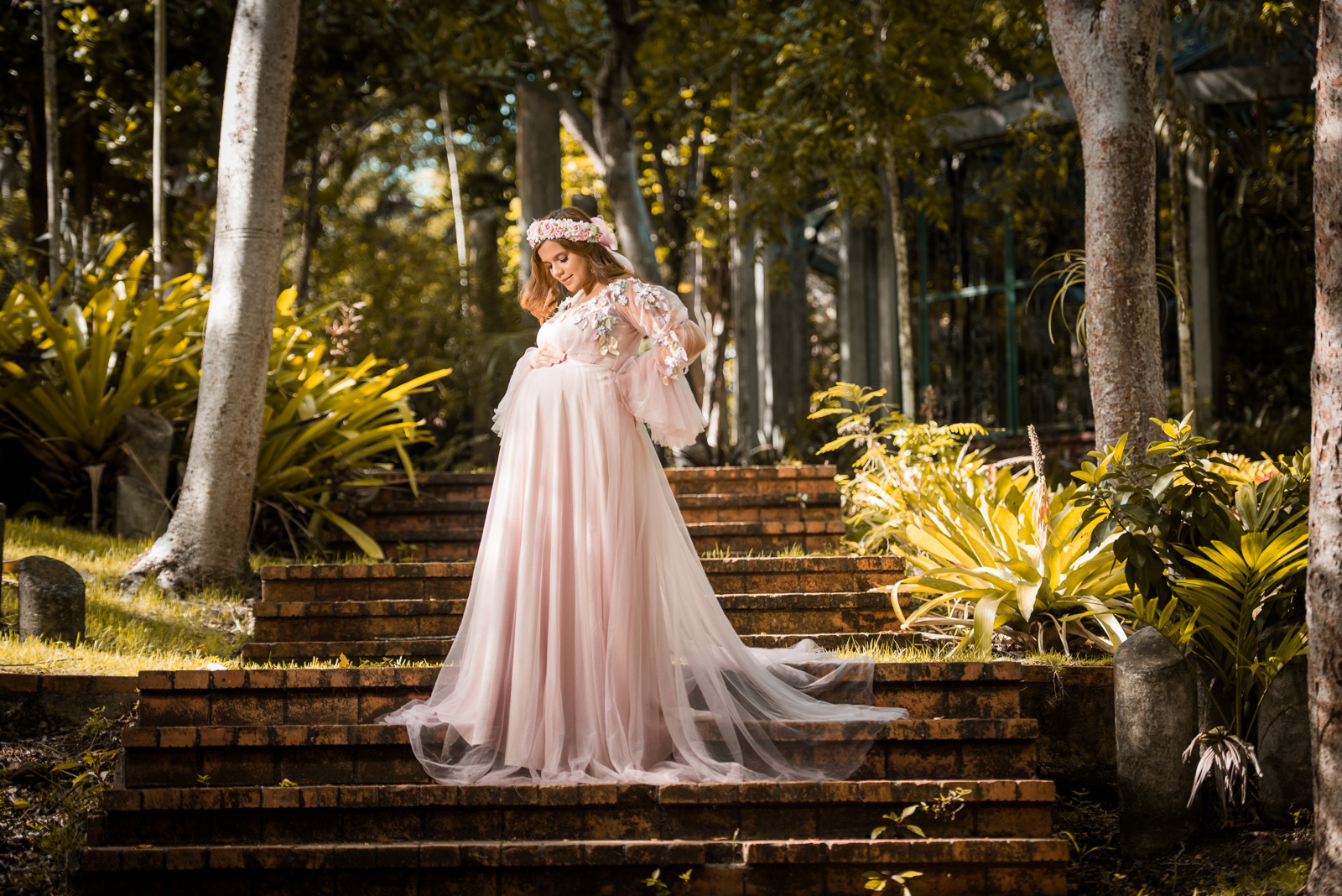 Sesion de fotos de embarazo con vestido en el Jardín Botánico de Santo Domingo, Republica Dominicana por el fotógrafo dominicano