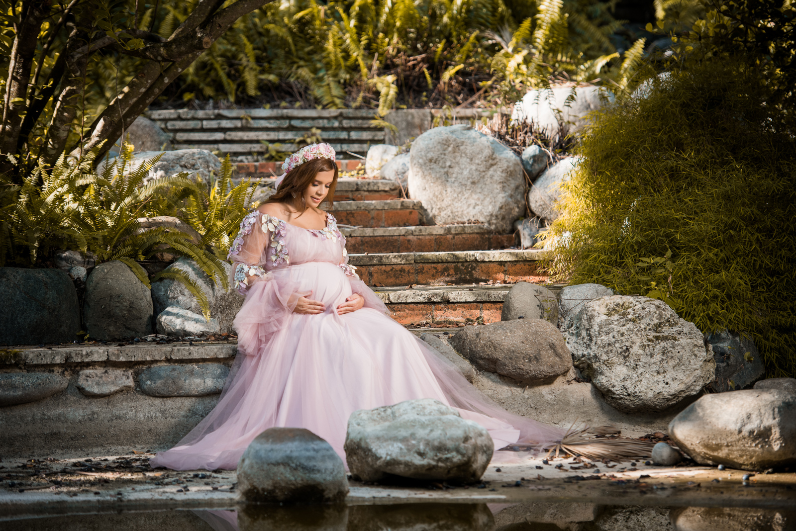 Sesion de fotos de embarazo con vestido en el Jardín Botánico de Santo Domingo, Republica Dominicana por el fotógrafo dominicano