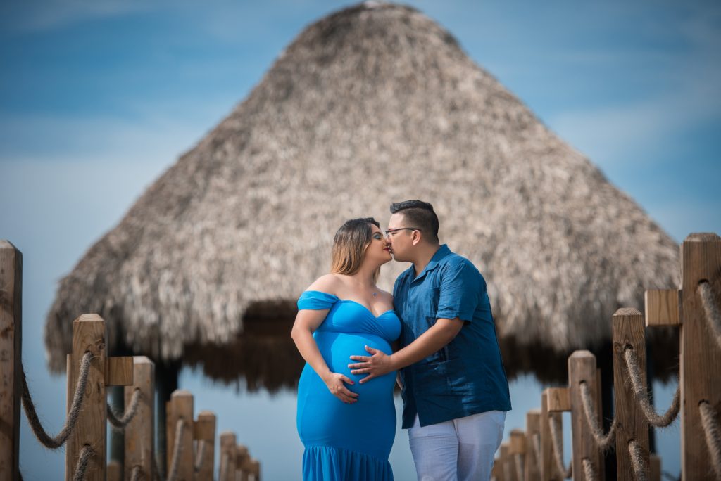 Sesion de fotos para embarazadas en la playa de Bayahibe, La Romana, Republica Dominicana por el fotografo dominicano