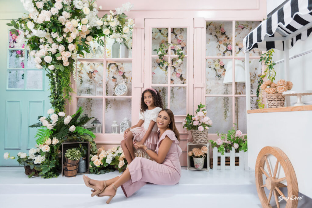 Set de fotografía para madres en estudio fotografico con escenografia hermosa en Santo Domingo, República Dominicana por el fotografo Greg Dotel