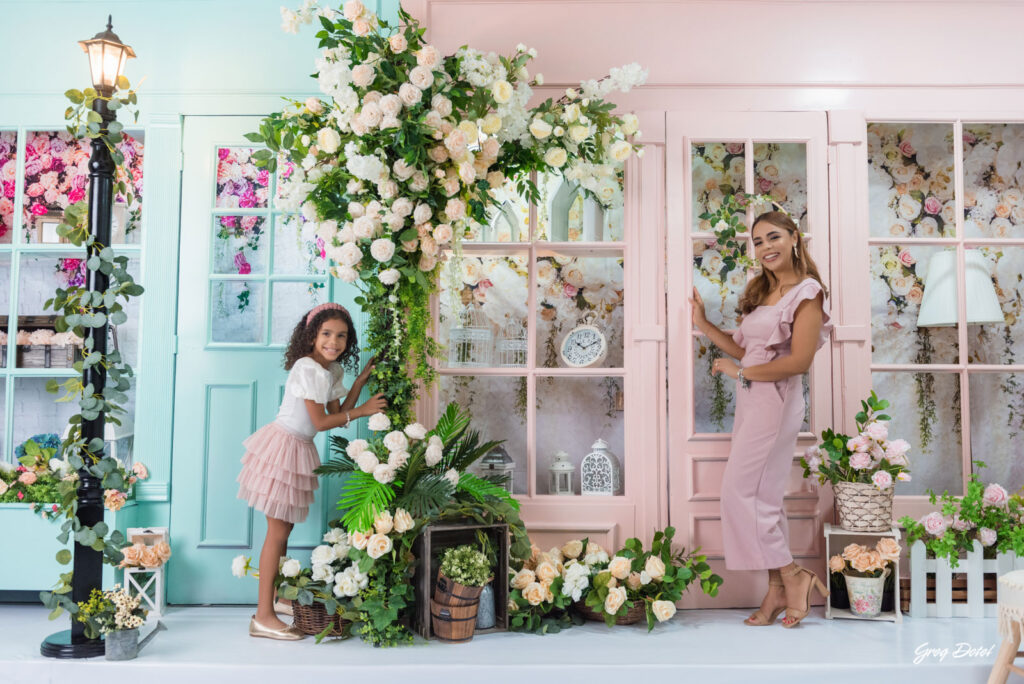 Set de fotografía para madres en estudio fotografico con escenografia hermosa en Santo Domingo, República Dominicana por el fotografo Greg Dotel