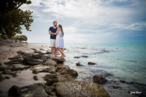 Sesión de fotos de novios en las playas de Bayahibe, La Romana, República Dominicana por el fotografo dominicano Greg Dotel Photography. Fotos de novios o pareja en la playa de vacaciones.