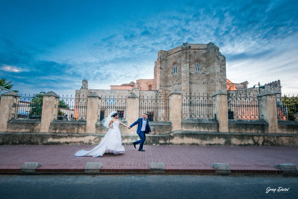 Sesión de fotos de novios o pre boda con vestido de novia y traje de caballeros en la Zona Colonial de Santo Domingo, República Dominicana por el fotografo dominicano Greg Dotel Photography.