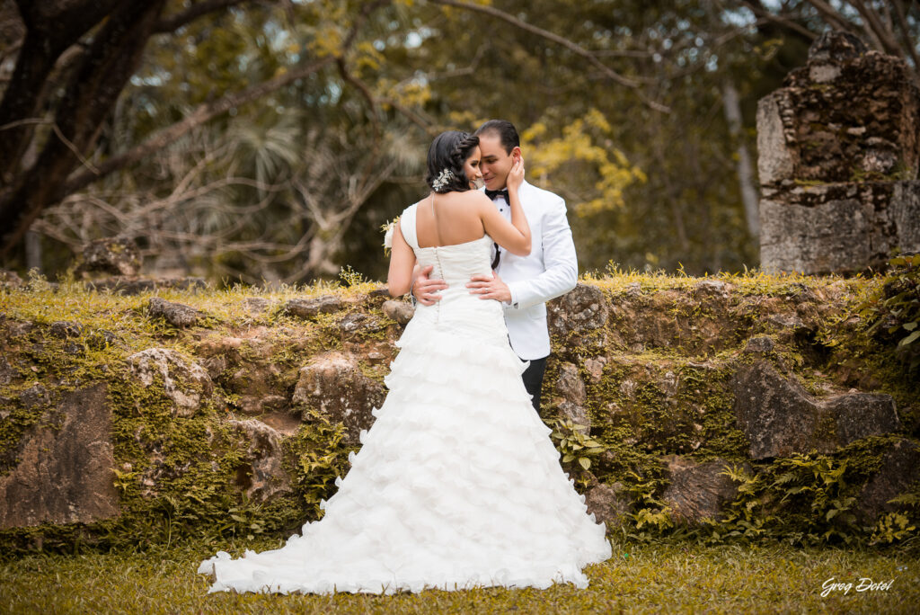 Sesión de fotos de pre boda o novios en Las Ruinas de Engombe, República Dominicana por el fotografo dominicano Greg Dotel Photography.