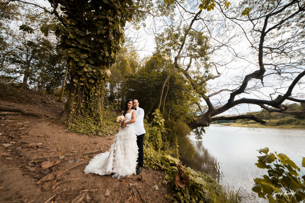 Sesión de fotos de pre boda o novios en Las Ruinas de Engombe, República Dominicana por el fotografo dominicano Greg Dotel Photography.