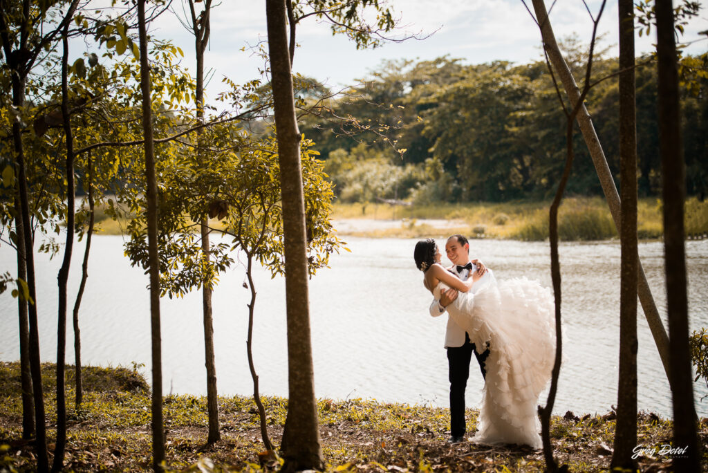 Sesión de fotos de pre boda o novios en Las Ruinas de Engombe, República Dominicana por el fotografo dominicano Greg Dotel Photography.