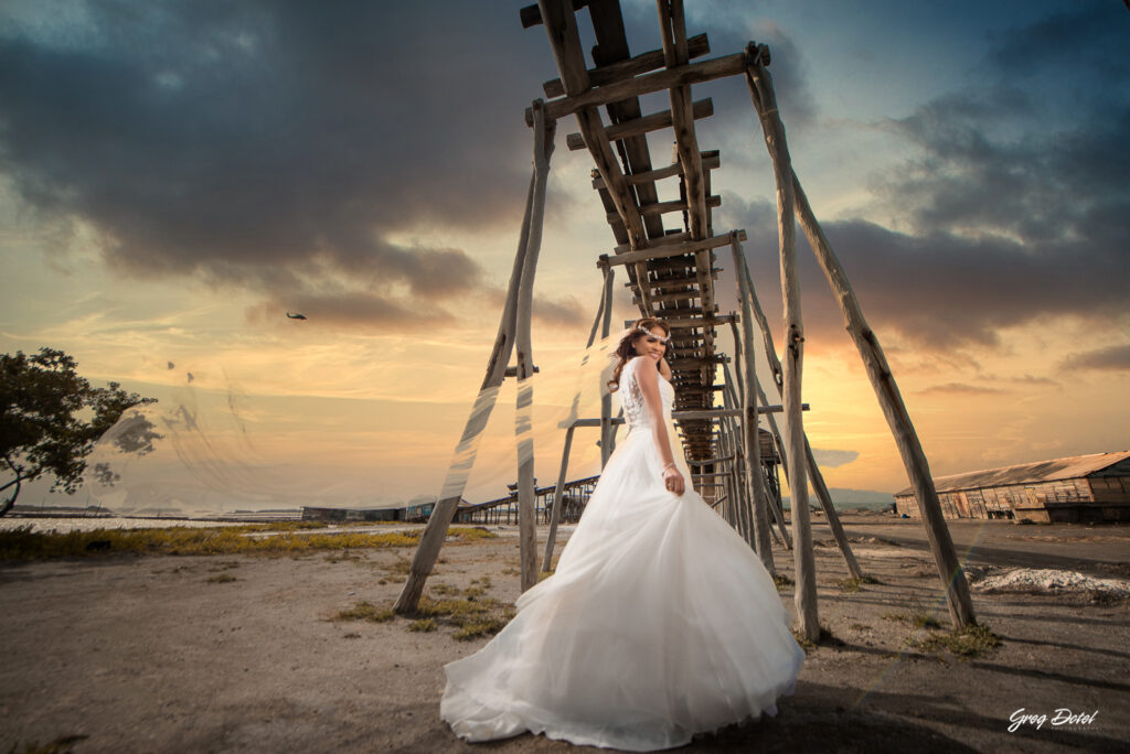 Sesión de fotos de novios o pre boda en las Dunas de Bani, República Dominicana por el fotografo dominicano Greg Dotel Photography. Fotos de novios en las minas de sal de Bani.