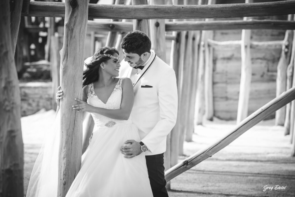 Sesión de fotos de novios o pre boda en las Dunas de Bani, República Dominicana por el fotografo dominicano Greg Dotel Photography. Fotos de novios en las minas de sal de Bani.