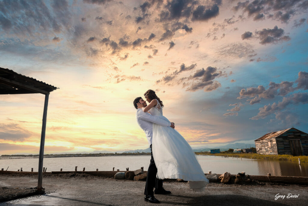 Sesión de fotos de novios o pre boda en las Dunas de Bani, República Dominicana por el fotografo dominicano Greg Dotel Photography. Fotos de novios en las minas de sal de Bani.