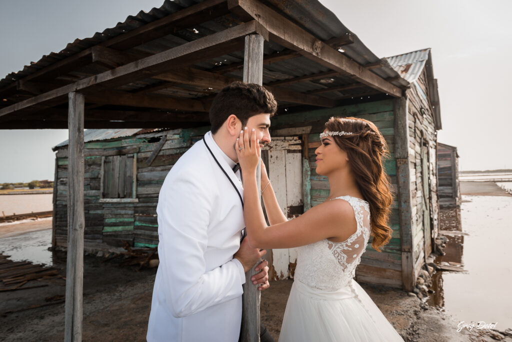 Sesión de fotos de novios o pre boda en las Dunas de Bani, República Dominicana por el fotografo dominicano Greg Dotel Photography. Fotos de novios en las minas de sal de Bani.