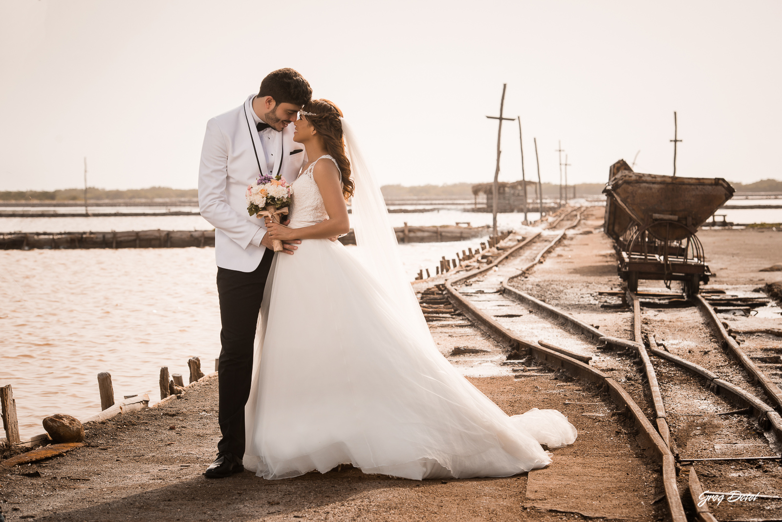 Sesión de fotos de novios o pre boda en las Dunas de Bani, República Dominicana por el fotografo dominicano Greg Dotel Photography. Fotos de novios en las minas de sal de Bani.