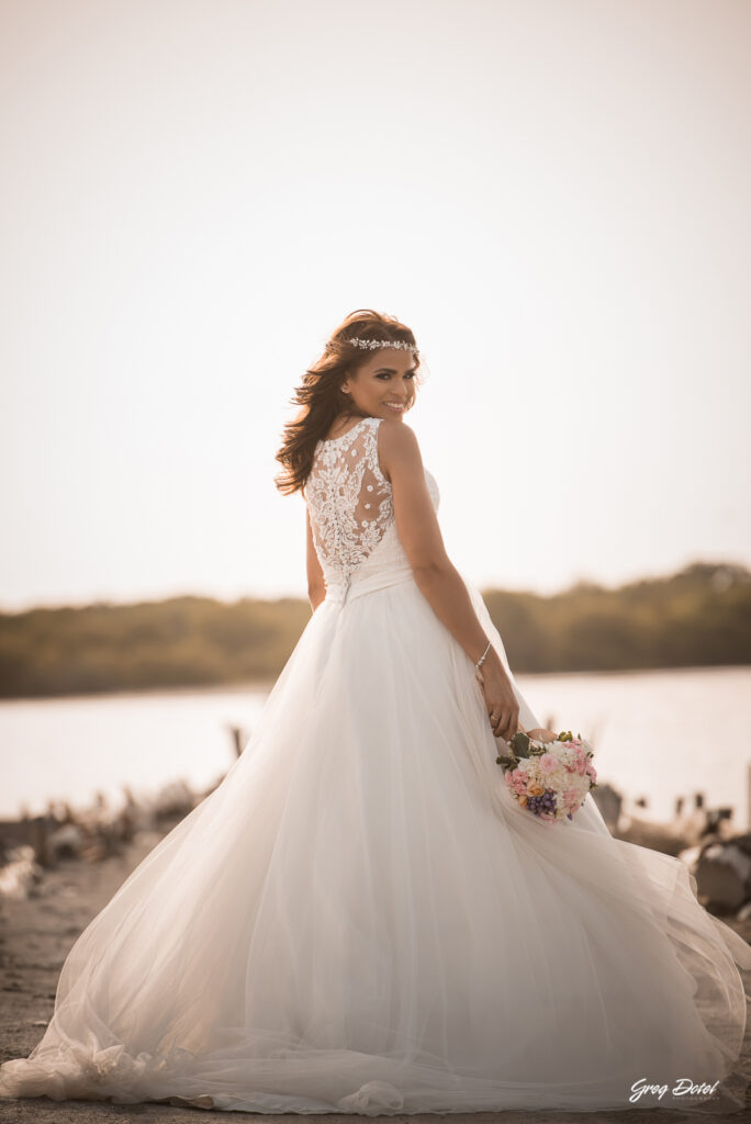 Sesión de fotos de novios o pre boda en las Dunas de Bani, República Dominicana por el fotografo dominicano Greg Dotel Photography. Fotos de novios en las minas de sal de Bani.