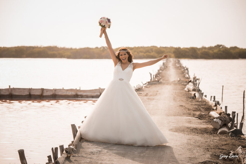 Sesión de fotos de novios o pre boda en las Dunas de Bani, República Dominicana por el fotografo dominicano Greg Dotel Photography. Fotos de novios en las minas de sal de Bani.