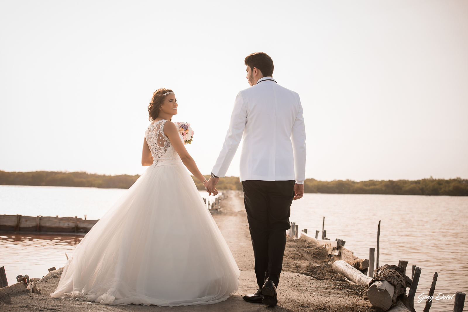 Sesión de fotos de novios o pre boda en las Dunas de Bani, República Dominicana por el fotografo dominicano Greg Dotel Photography. Fotos de novios en las minas de sal de Bani.