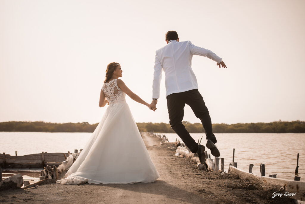 Sesión de fotos de novios o pre boda en las Dunas de Bani, República Dominicana por el fotografo dominicano Greg Dotel Photography. Fotos de novios en las minas de sal de Bani.