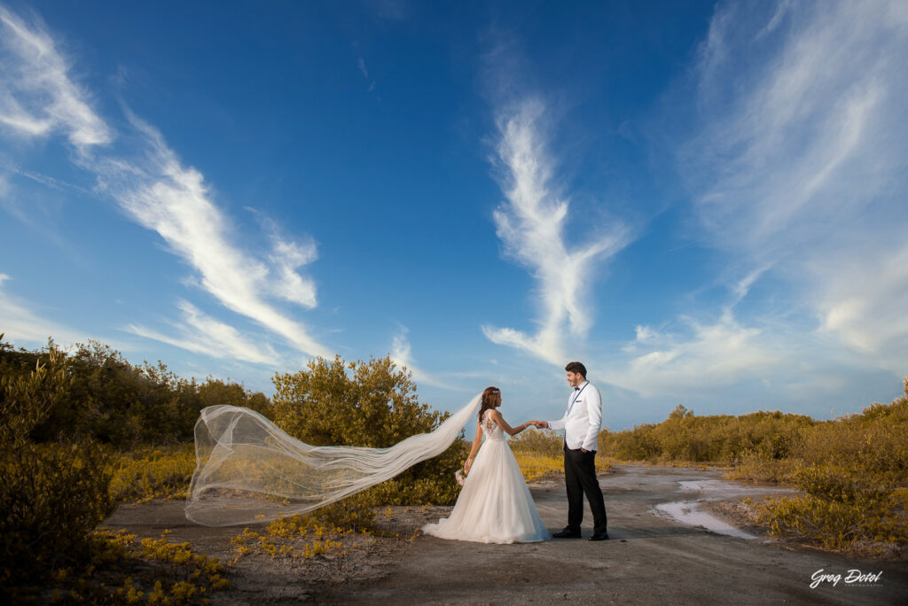 Sesión de fotos de novios o pre boda en las Dunas de Bani, República Dominicana por el fotografo dominicano Greg Dotel Photography. Fotos de novios en las minas de sal de Bani.