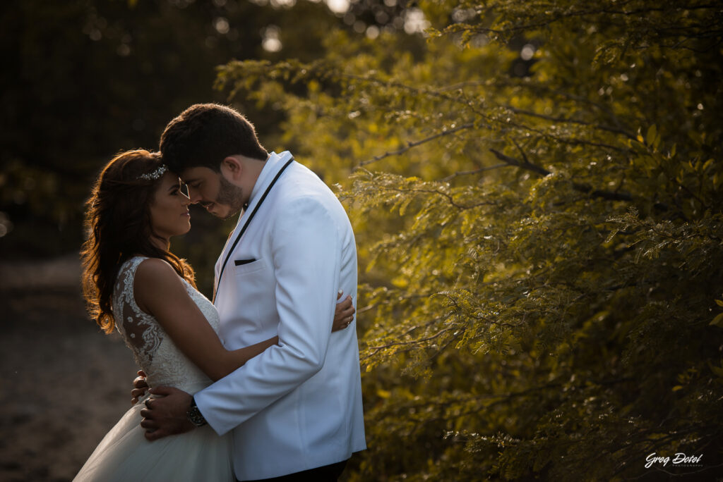 Sesión de fotos de novios o pre boda en las Dunas de Bani, República Dominicana por el fotografo dominicano Greg Dotel Photography. Fotos de novios en las minas de sal de Bani.