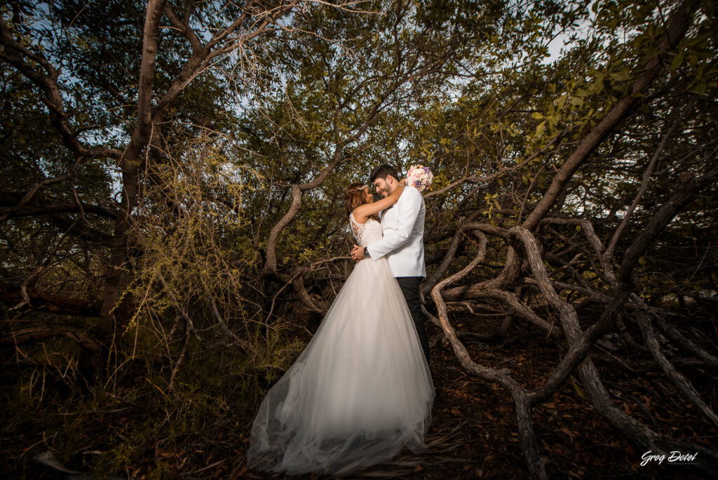 Sesión de fotos de novios o pre boda en las Dunas de Bani, República Dominicana por el fotografo dominicano Greg Dotel Photography. Fotos de novios en las minas de sal de Bani.