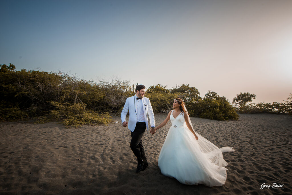 Sesión de fotos de novios o pre boda en las Dunas de Bani, República Dominicana por el fotografo dominicano Greg Dotel Photography. Fotos de novios en las minas de sal de Bani.