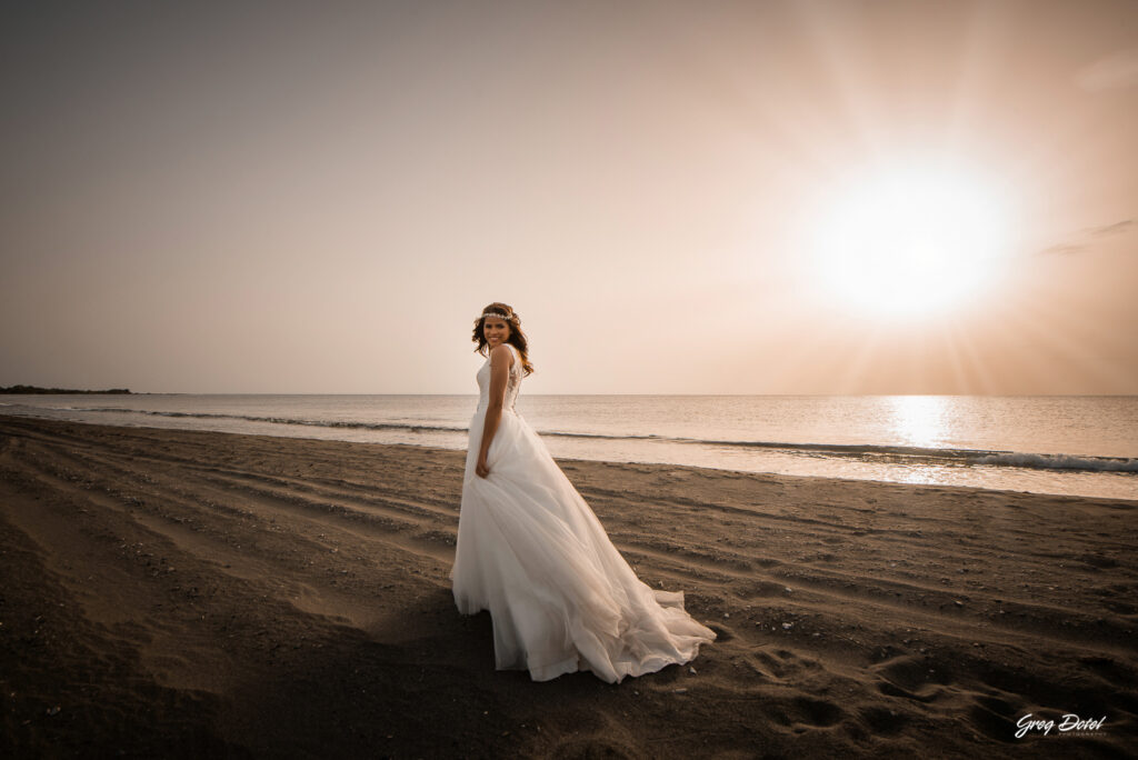 Sesión de fotos de novios o pre boda en las Dunas de Bani, República Dominicana por el fotografo dominicano Greg Dotel Photography. Fotos de novios en las minas de sal de Bani.