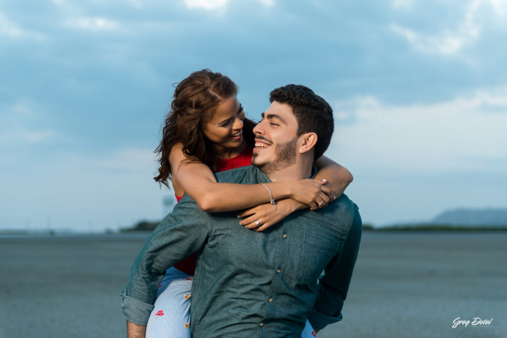 Sesión de fotos de novios o pre boda en las Dunas de Bani, República Dominicana por el fotografo dominicano Greg Dotel Photography. Fotos de novios en las minas de sal de Bani.