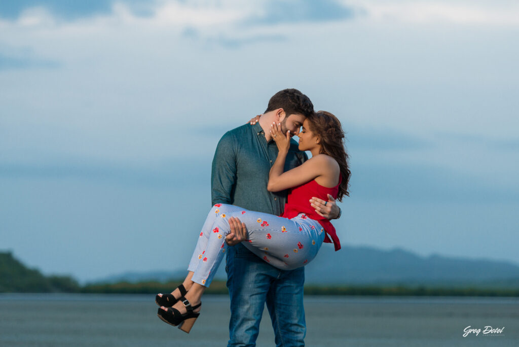 Sesión de fotos de novios o pre boda en las Dunas de Bani, República Dominicana por el fotografo dominicano Greg Dotel Photography. Fotos de novios en las minas de sal de Bani.