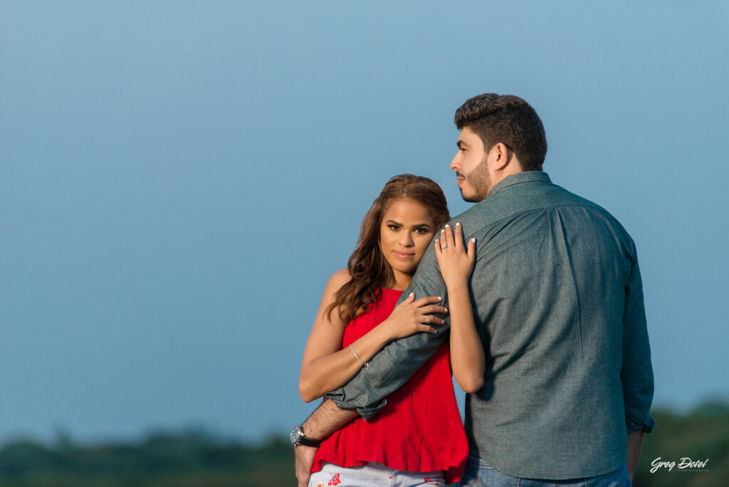 Sesión de fotos de novios o pre boda en las Dunas de Bani, República Dominicana por el fotografo dominicano Greg Dotel Photography. Fotos de novios en las minas de sal de Bani.