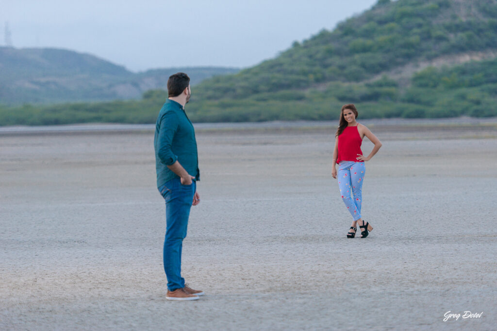 Sesión de fotos de novios o pre boda en las Dunas de Bani, República Dominicana por el fotografo dominicano Greg Dotel Photography. Fotos de novios en las minas de sal de Bani.