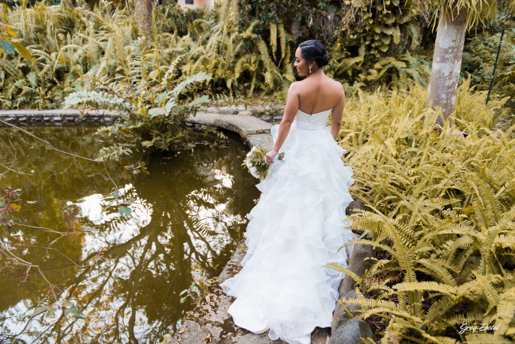 Sesión de fotos pre boda o novios en el Jardín Botánico Nacional de Santo Domingo, República Dominicana por el fotografo dominicano Greg Dotel Photography. Fotos de novios en el parque con vestido de novia y traje de caballero.