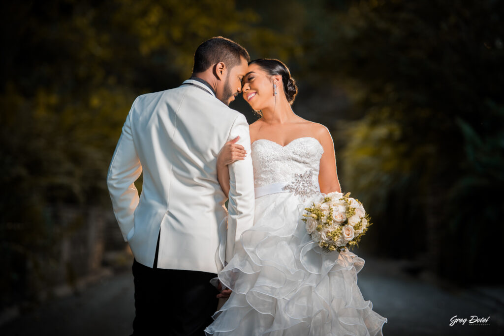 Sesión de fotos pre boda o novios en el Jardín Botánico Nacional de Santo Domingo, República Dominicana por el fotografo dominicano Greg Dotel Photography. Fotos de novios en el parque con vestido de novia y traje de caballero.