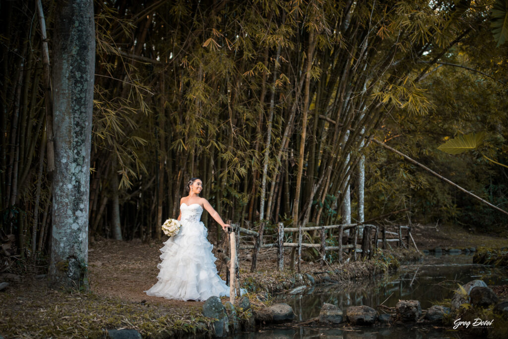 Sesión de fotos pre boda o novios en el Jardín Botánico Nacional de Santo Domingo, República Dominicana por el fotografo dominicano Greg Dotel Photography. Fotos de novios en el parque con vestido de novia y traje de caballero.