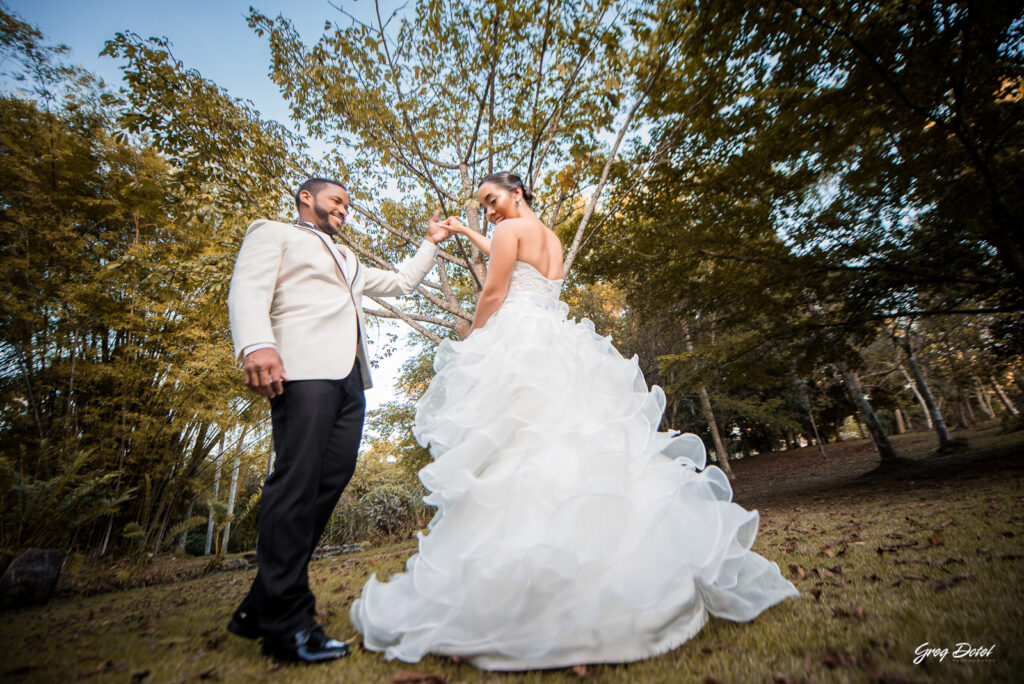 Sesión de fotos pre boda o novios en el Jardín Botánico Nacional de Santo Domingo, República Dominicana por el fotografo dominicano Greg Dotel Photography. Fotos de novios en el parque con vestido de novia y traje de caballero.