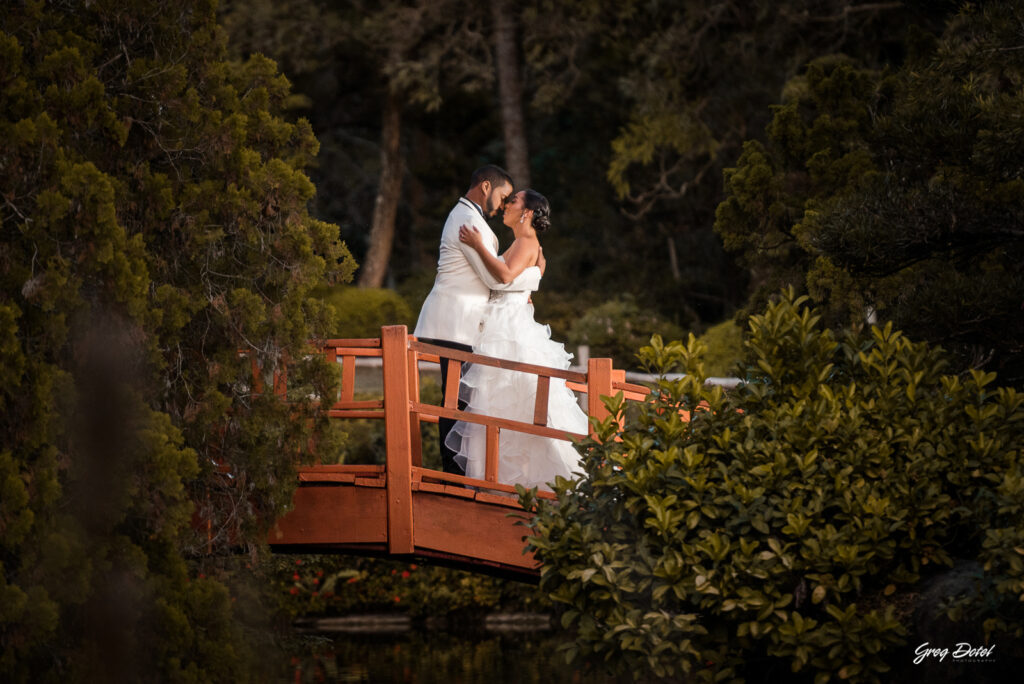 Sesión de fotos pre boda o novios en el Jardín Botánico Nacional de Santo Domingo, República Dominicana por el fotografo dominicano Greg Dotel Photography. Fotos de novios en el parque con vestido de novia y traje de caballero.