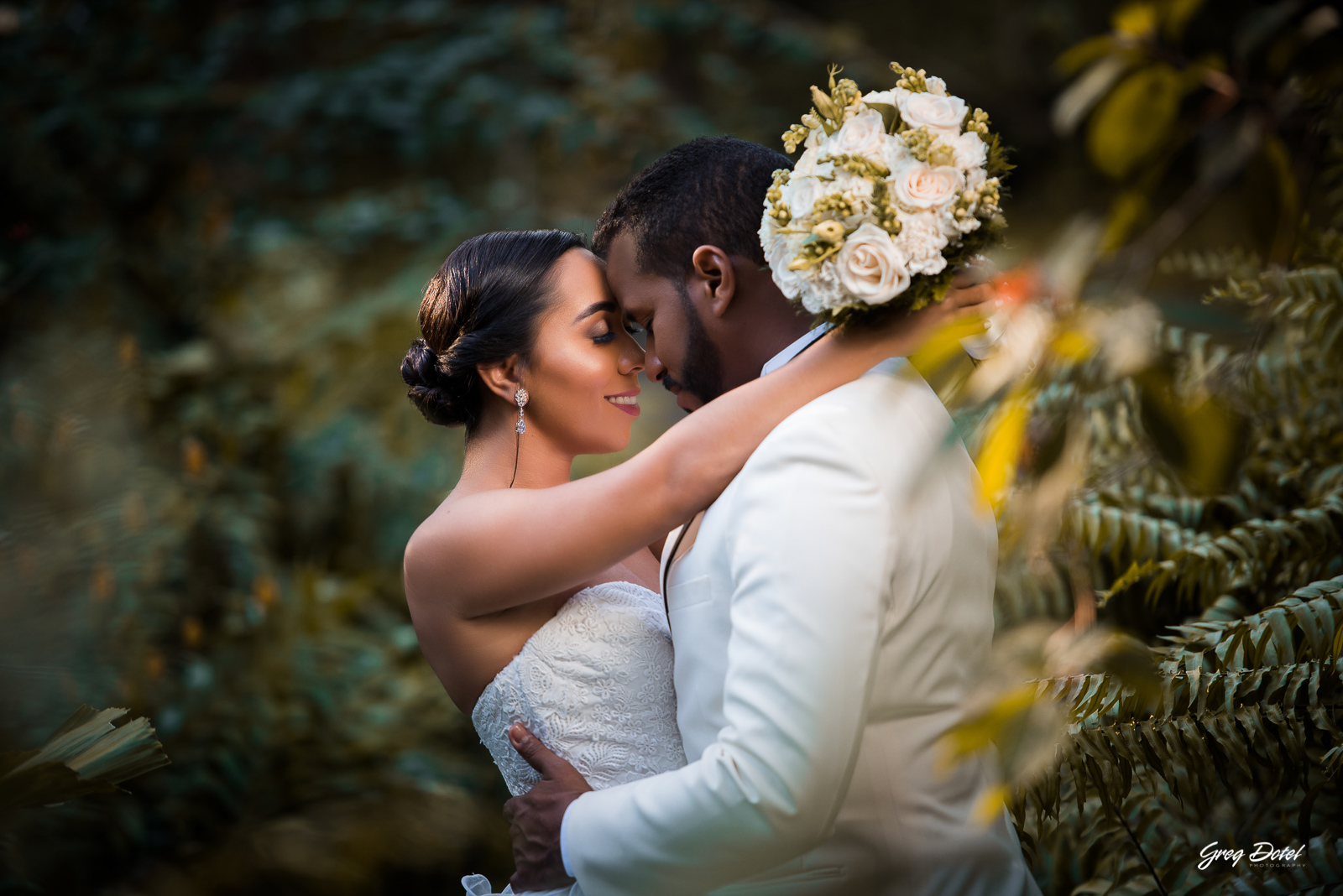 Sesión de fotos pre boda o novios en el Jardín Botánico Nacional de Santo Domingo, República Dominicana por el fotografo dominicano Greg Dotel Photography. Fotos de novios en el parque con vestido de novia y traje de caballero.