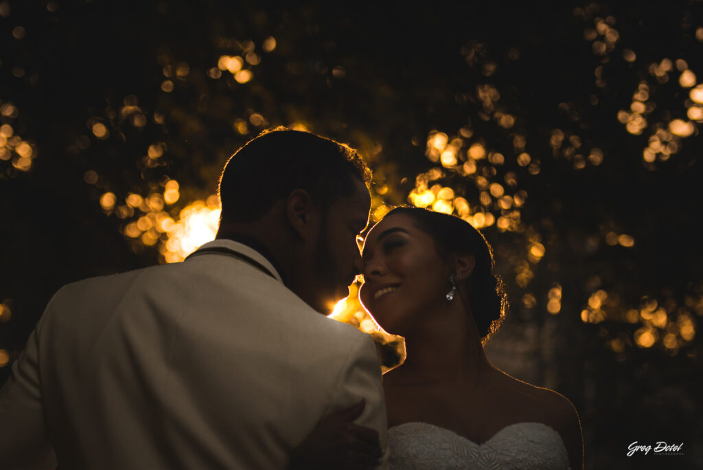 Sesión de fotos pre boda o novios en el Jardín Botánico Nacional de Santo Domingo, República Dominicana por el fotografo dominicano Greg Dotel Photography. Fotos de novios en el parque con vestido de novia y traje de caballero.